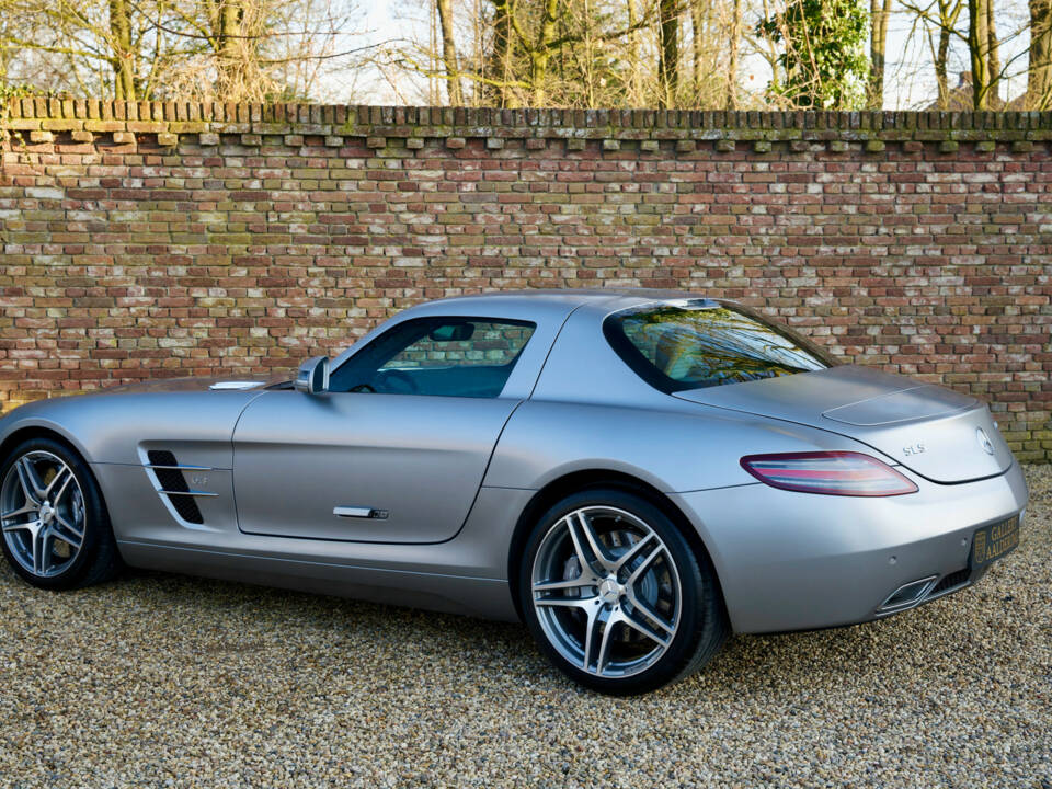 Imagen 12/50 de Mercedes-Benz SLS AMG (2011)
