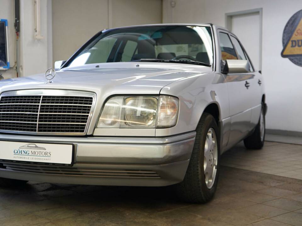 Image 5/33 of Mercedes-Benz E 300 Diesel (1994)