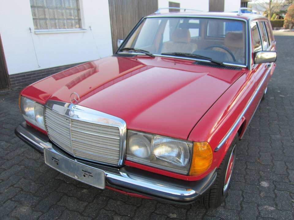 Image 2/11 of Mercedes-Benz 230 TE (1983)