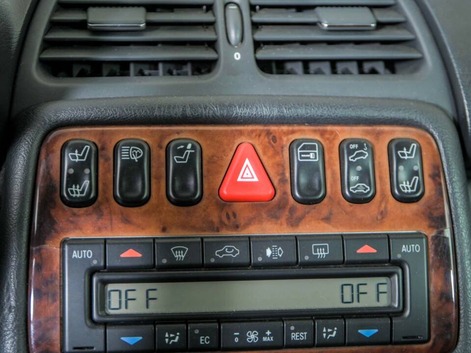 Image 25/50 of Mercedes-Benz CLK 430 (1999)