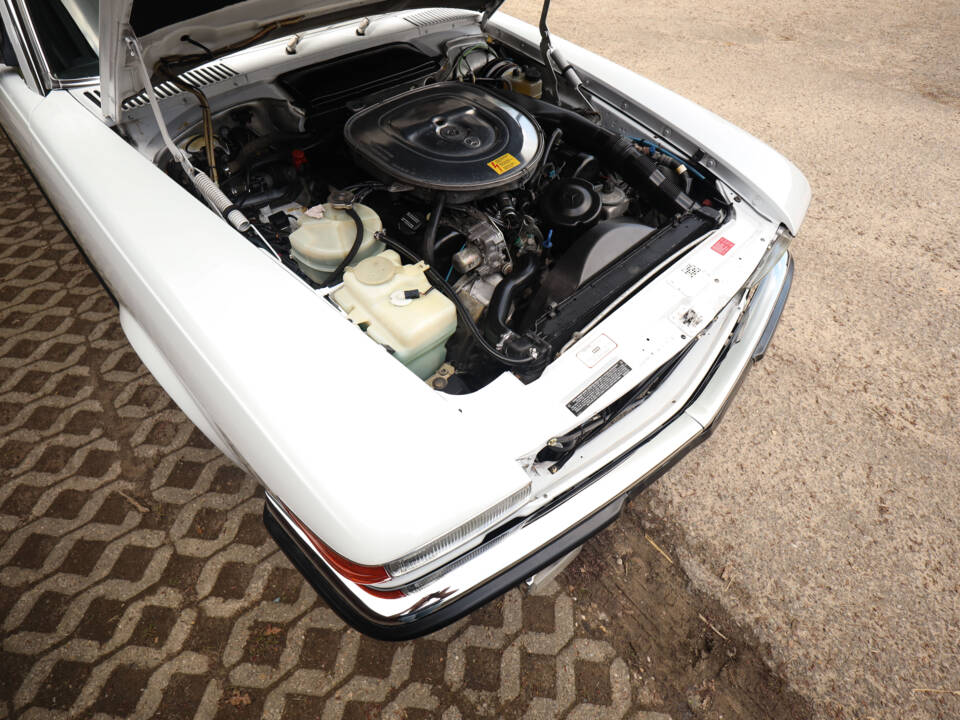 Image 17/85 of Mercedes-Benz 560 SL (1986)