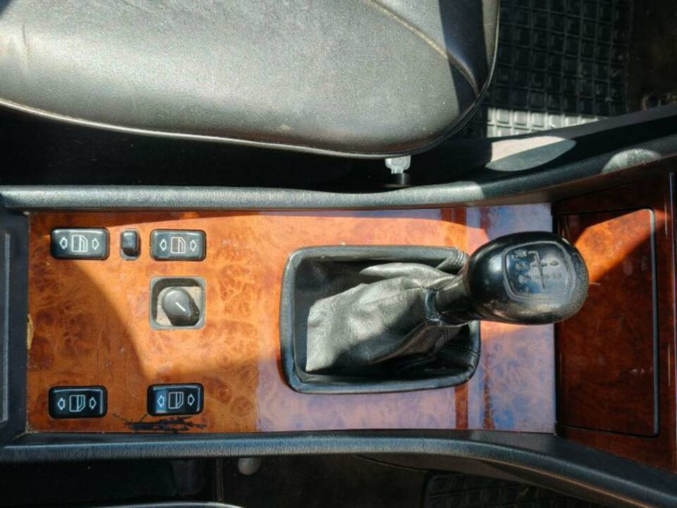 Image 17/35 de Mercedes-Benz E 200 (1995)