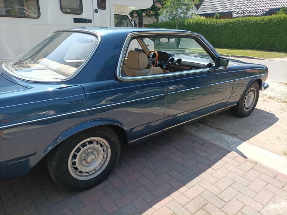 Bild 7/8 von Mercedes-Benz 230 CE (1983)