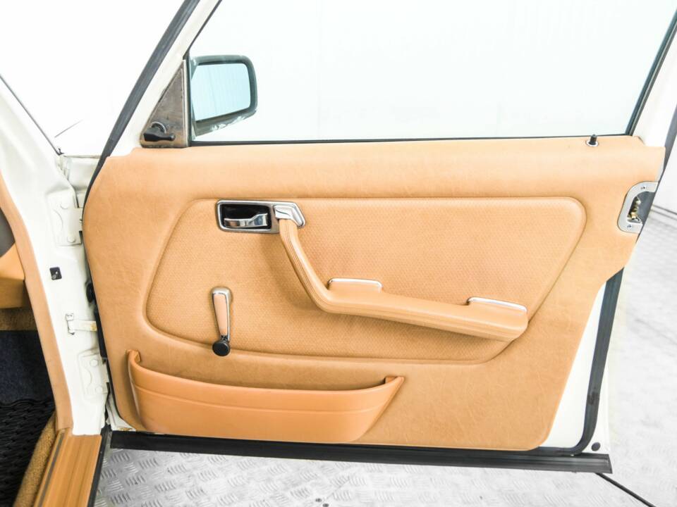 Image 32/50 of Mercedes-Benz 300 D (1980)