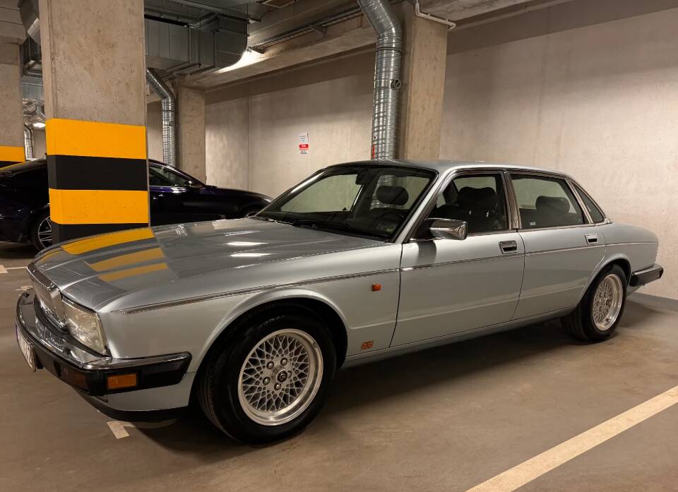 Image 22/29 de Daimler Double Six (1993)