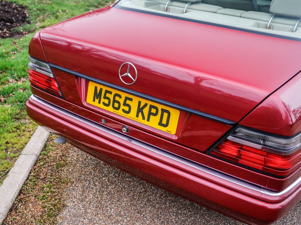 Immagine 20/47 di Mercedes-Benz E 220 (1995)