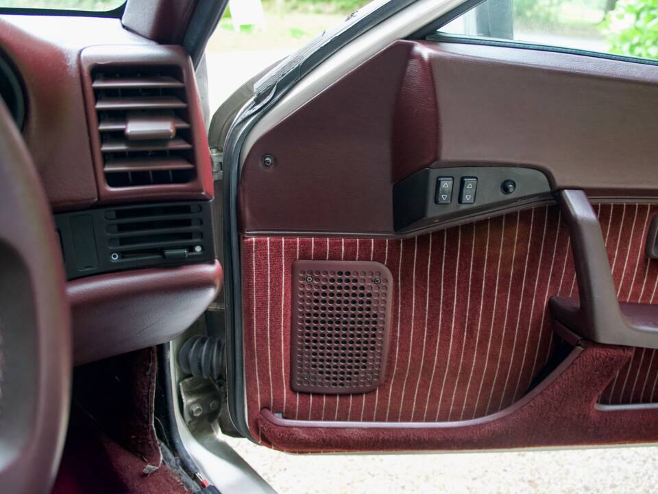 Image 19/24 of Porsche 944 Turbo (1988)