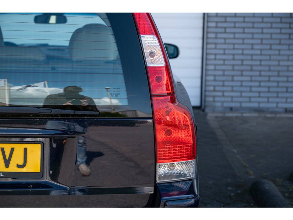 Image 22/43 of Volvo V 70 2.4 (2007)