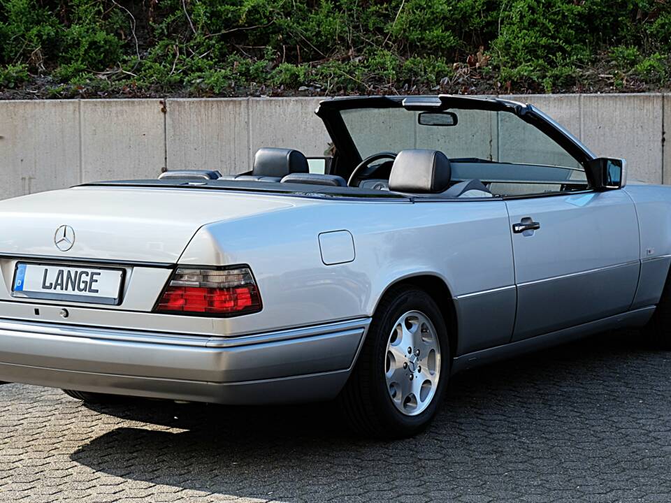 Image 16/74 of Mercedes-Benz E 320 (1997)