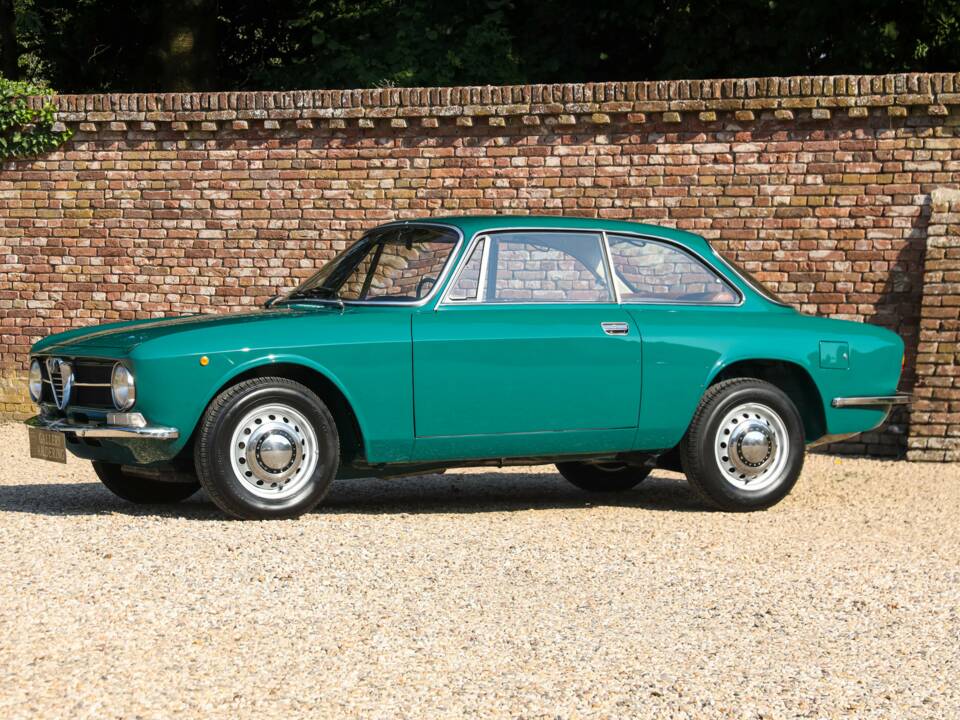 Bild 44/50 von Alfa Romeo Giulia 1300 GT Junior (1972)