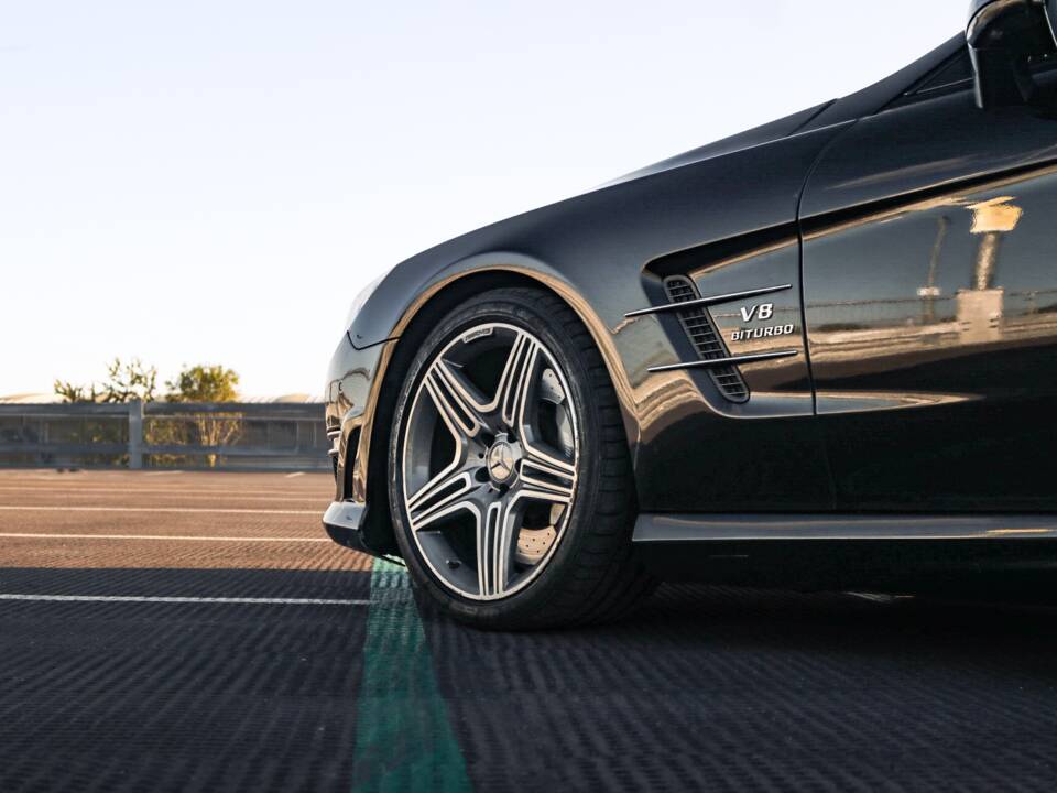 Image 16/33 de Mercedes-Benz SL 63 AMG (2012)