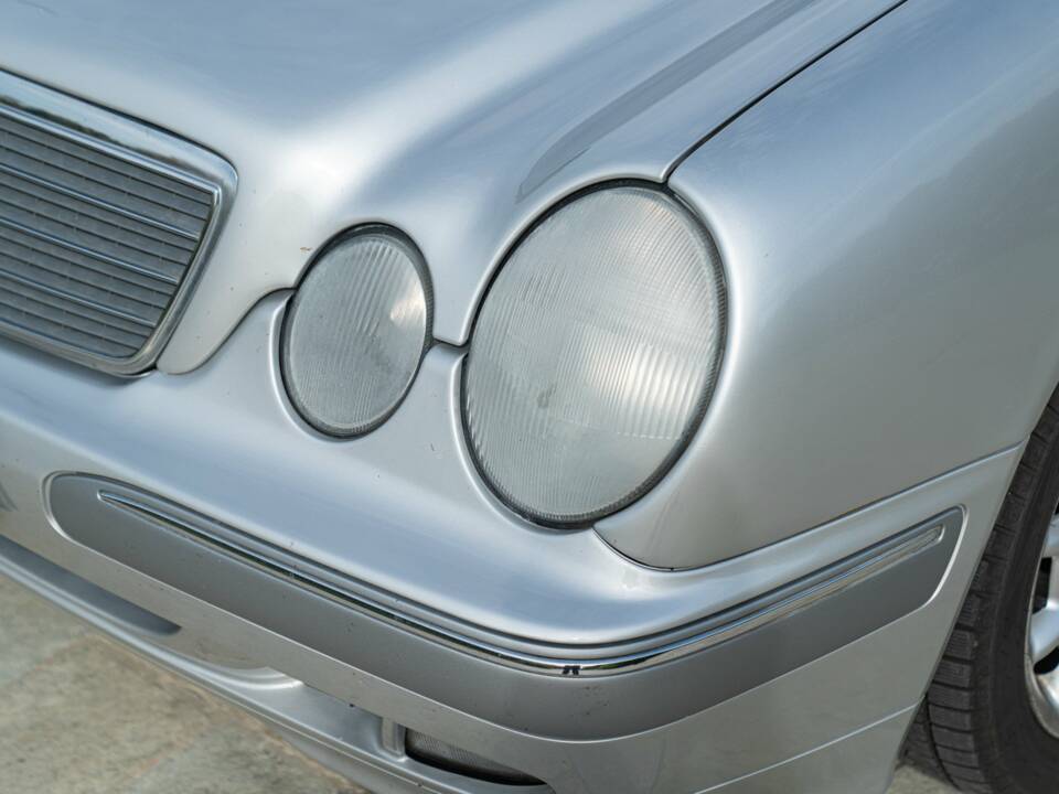 Image 22/50 of Mercedes-Benz E 430 (2000)