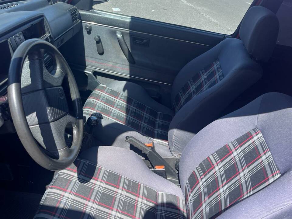 Bild 7/8 von Volkswagen Golf II GTi 16V 1.8 (1990)