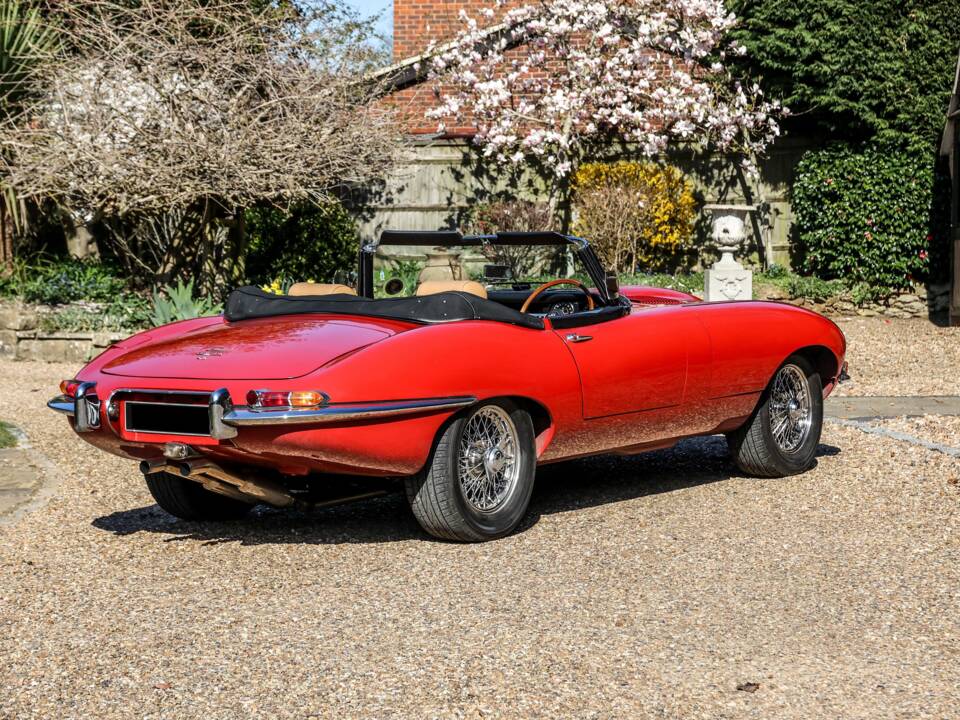 Image 3/41 de Jaguar E-Type (1968)