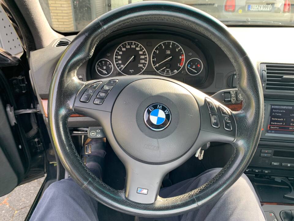 Image 3/22 de BMW 540i Touring (2002)