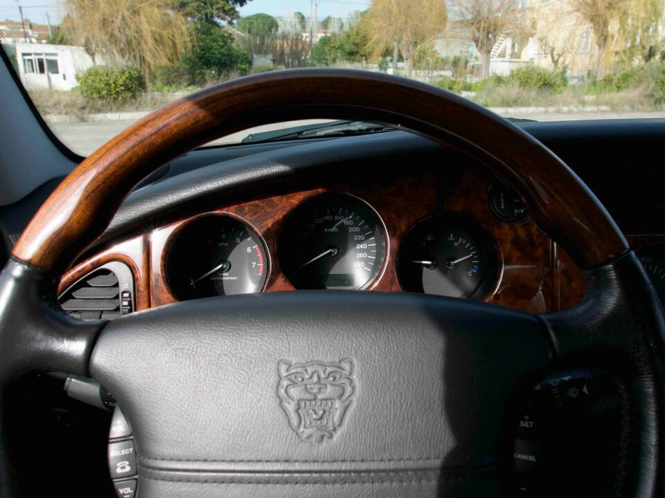 Image 28/39 of Jaguar XKR (2003)