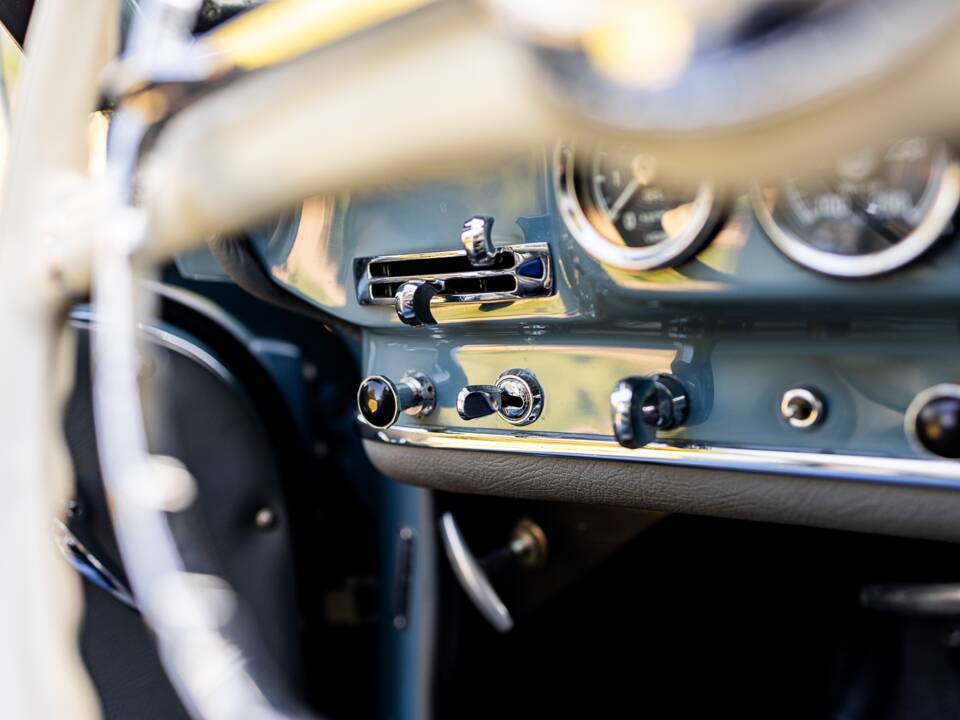 Image 43/56 of Mercedes-Benz 190 SL (1956)