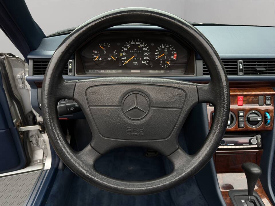 Imagen 10/21 de Mercedes-Benz E 200 (1995)