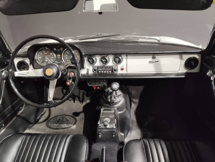 Image 5/9 of Alfa Romeo 1750 Spider (1969)