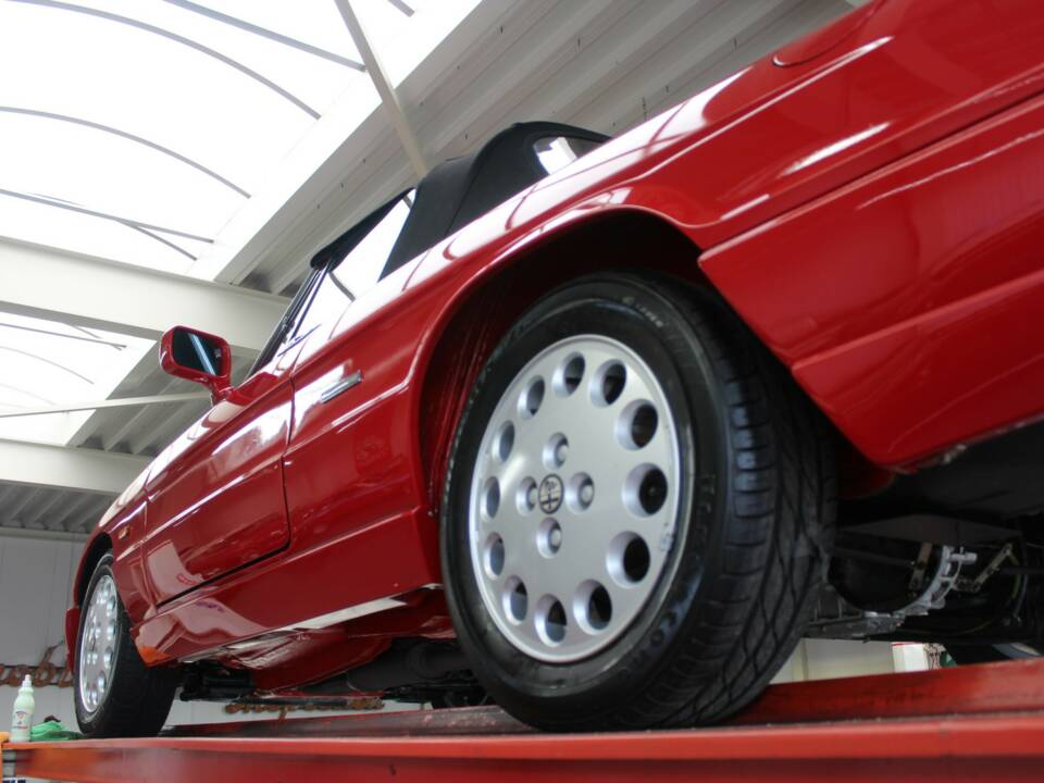 Immagine 9/50 di Alfa Romeo 2.0 Spider (1991)