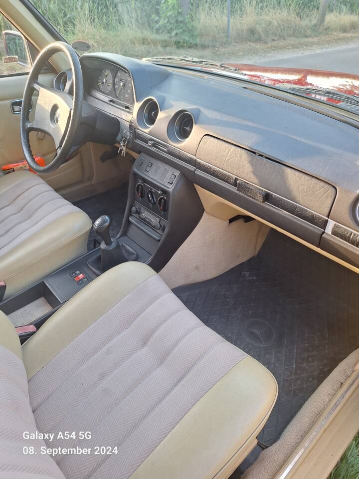 Bild 14/20 von Mercedes-Benz 200 (1982)