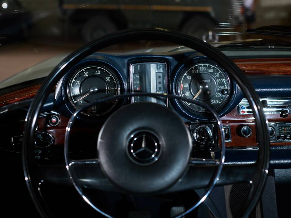 Image 90/91 of Mercedes-Benz 280 SE (1970)