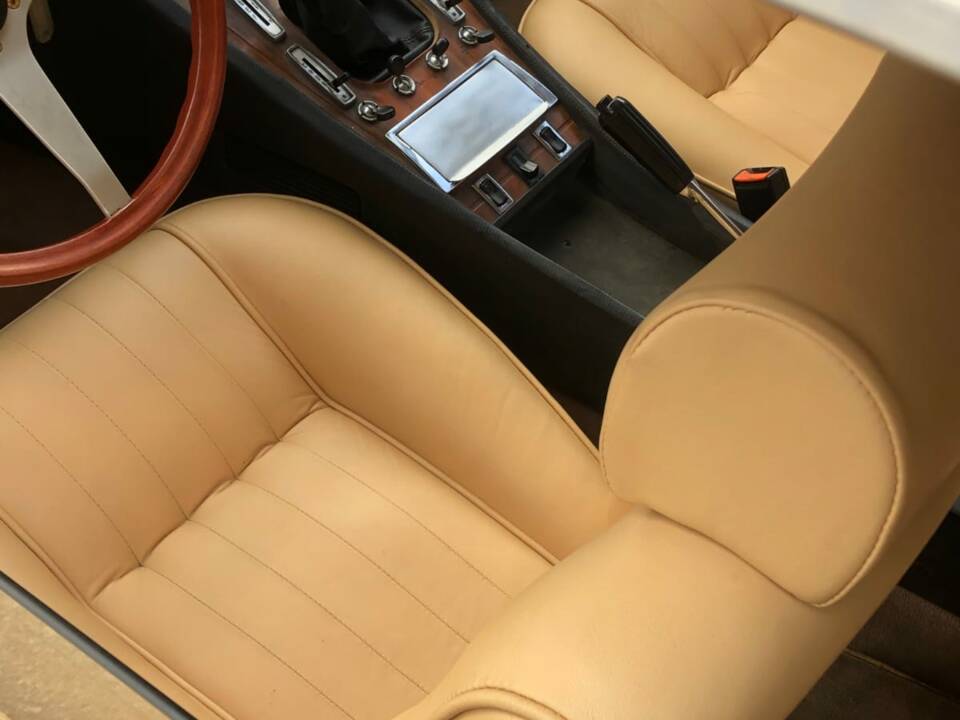 Image 35/77 of Ferrari 365 GT4 2+2 (1975)