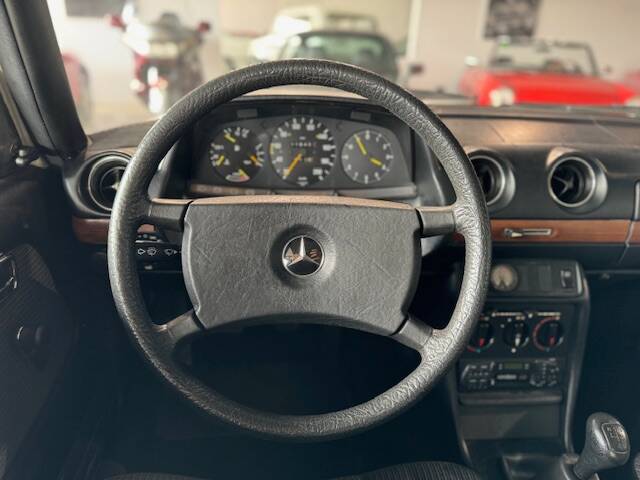 Image 24/32 of Mercedes-Benz 230 E (1983)