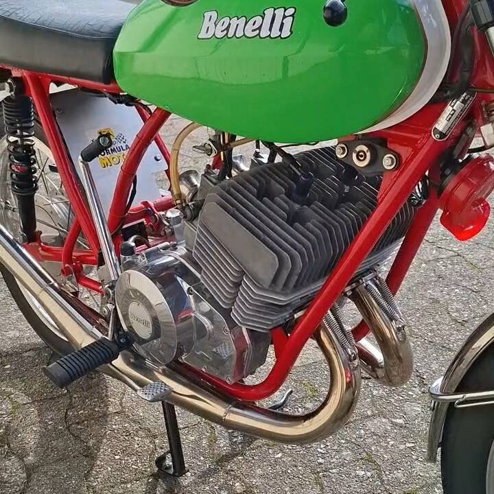 Image 4/8 of Benelli 250 2C (1975)