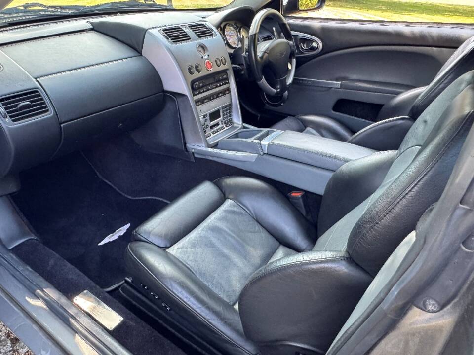Image 16/40 of Aston Martin V12 Vanquish (2002)