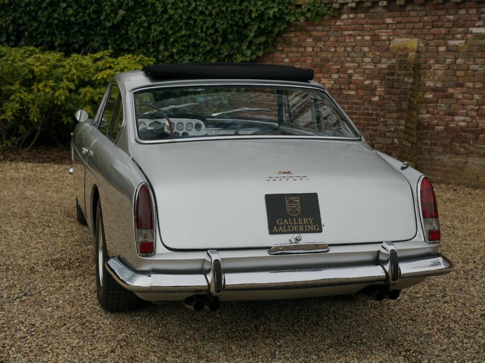 Image 17/50 of Ferrari 250 GT/E (1964)