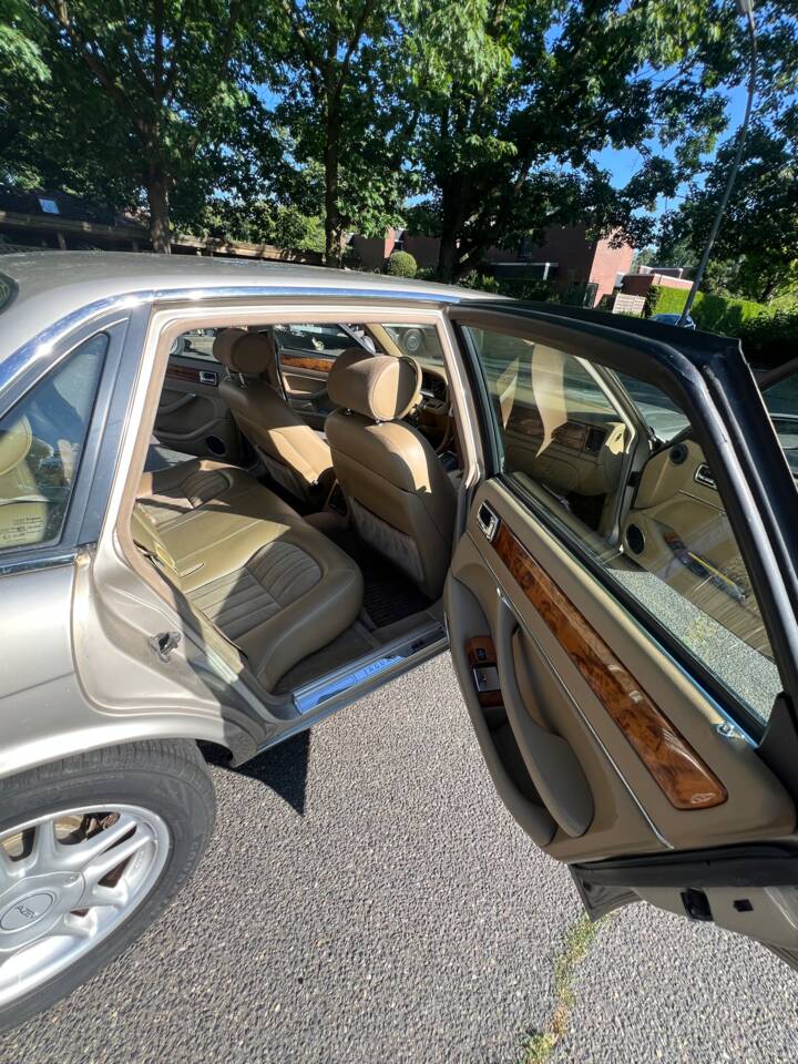 Image 29/31 of Jaguar XJ6 3.2 (1995)