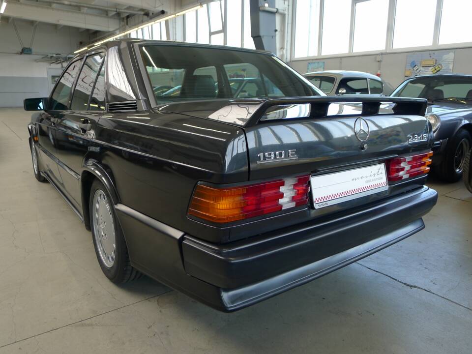 Image 32/49 of Mercedes-Benz 190 E 2.3-16 (1984)