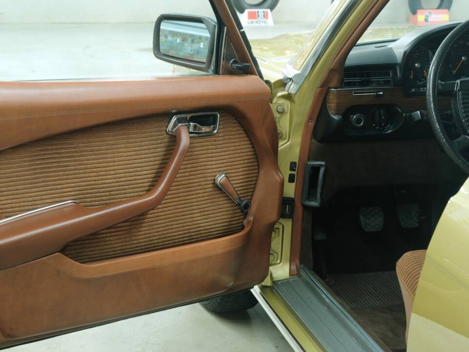 Image 23/50 de Mercedes-Benz 280 SE (1975)