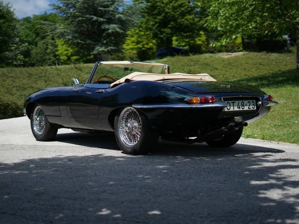 Image 6/8 of Jaguar E-Type "Lightweight" (1963)