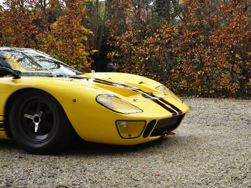 Image 14/31 of Ford GT40 (1965)