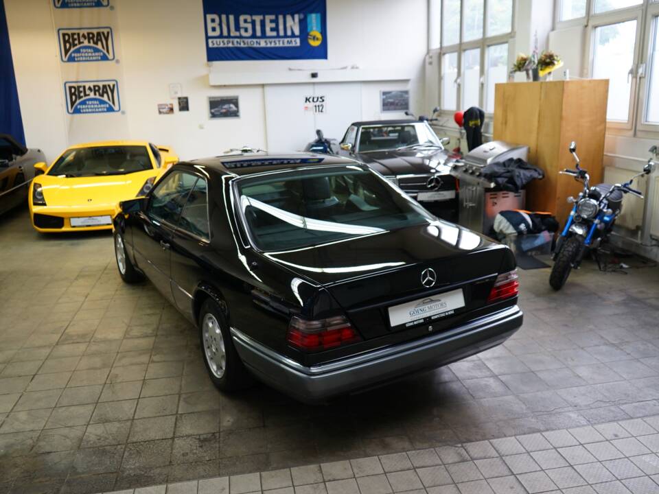 Bild 9/35 von Mercedes-Benz E 320 (1993)