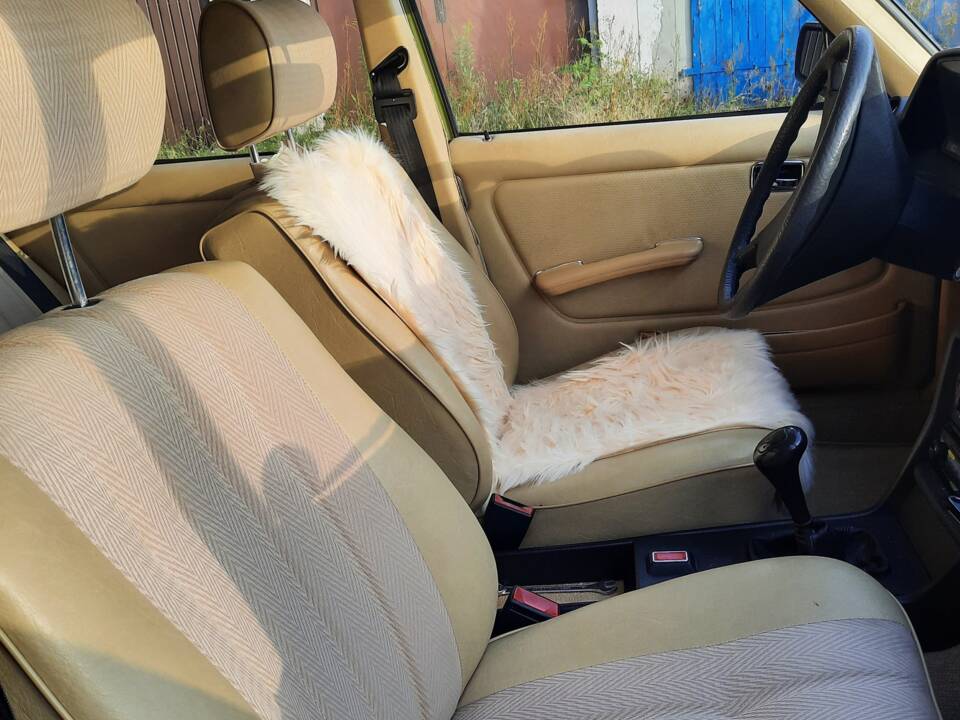 Bild 6/13 von Mercedes-Benz 200 (1980)