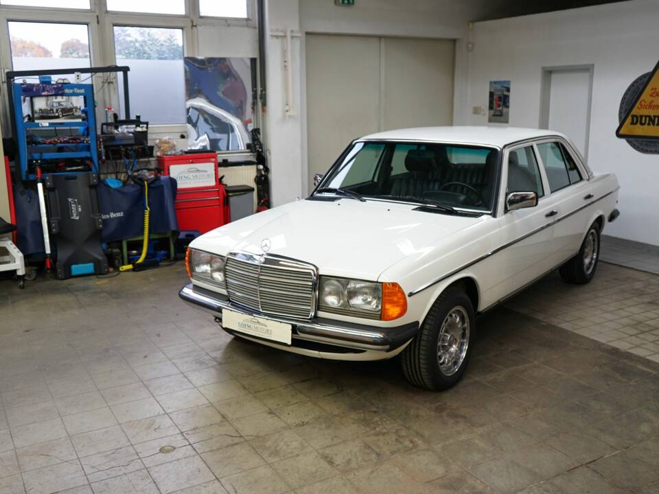 Image 8/40 of Mercedes-Benz 300 D (1984)