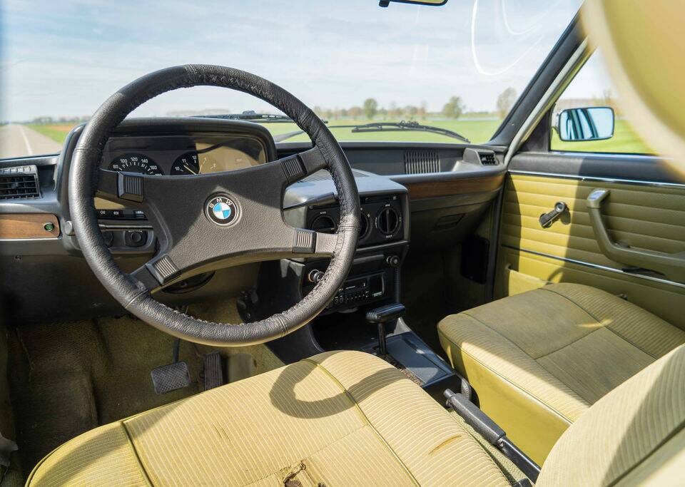 Image 2/8 de BMW 520/6 (1978)