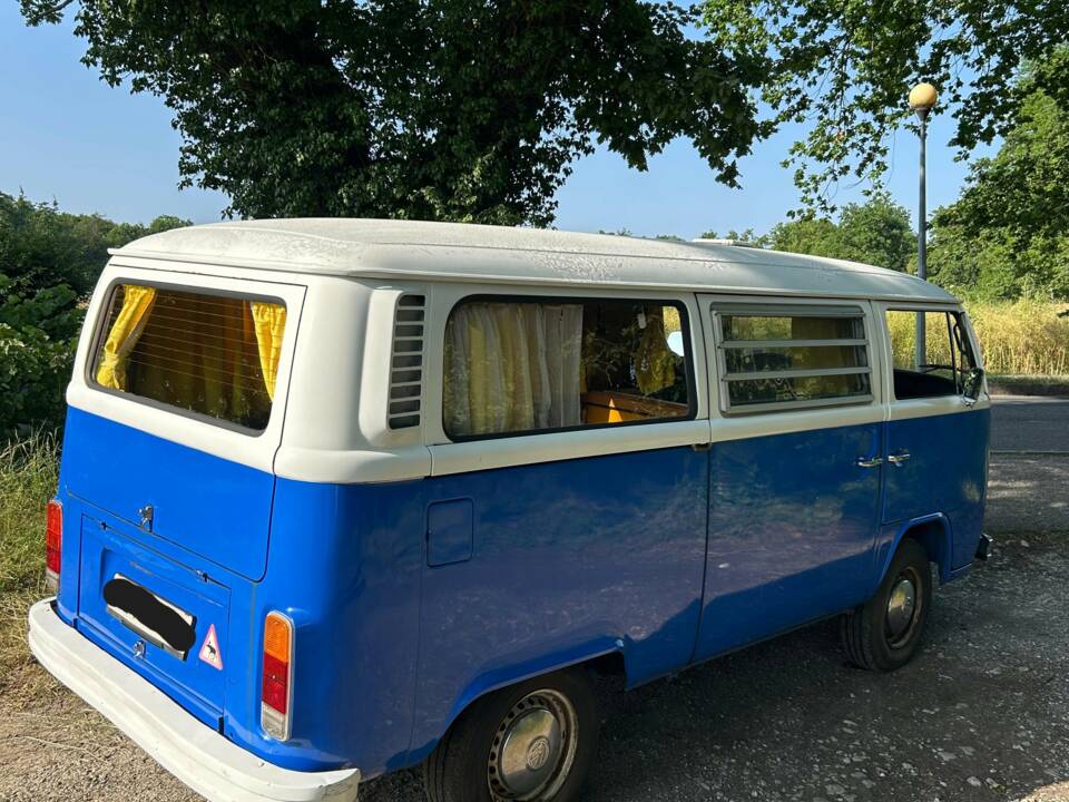 Image 3/20 of Volkswagen T2b Kombi (1974)