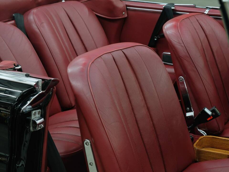 Image 40/50 of Mercedes-Benz 220 SE b (1963)