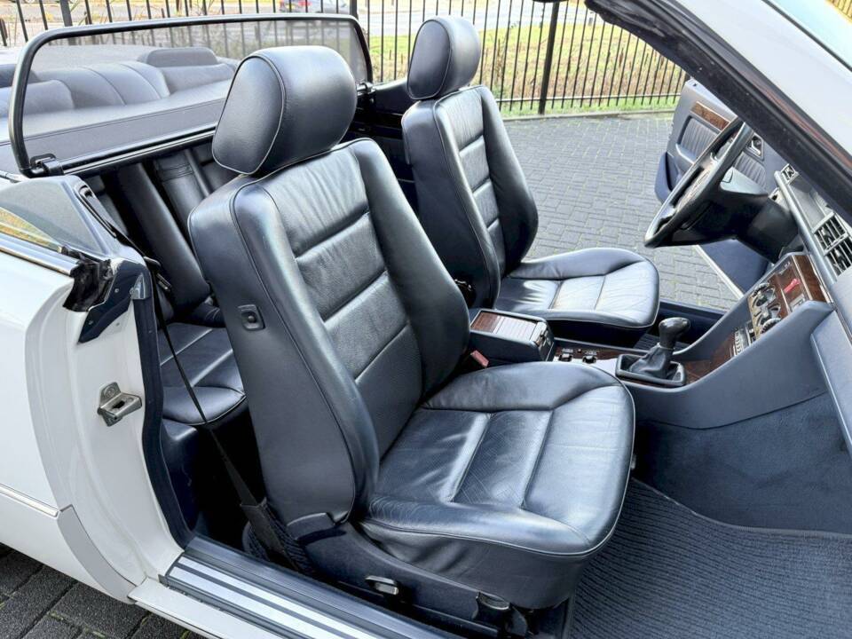 Image 22/36 of Mercedes-Benz E 200 (1994)