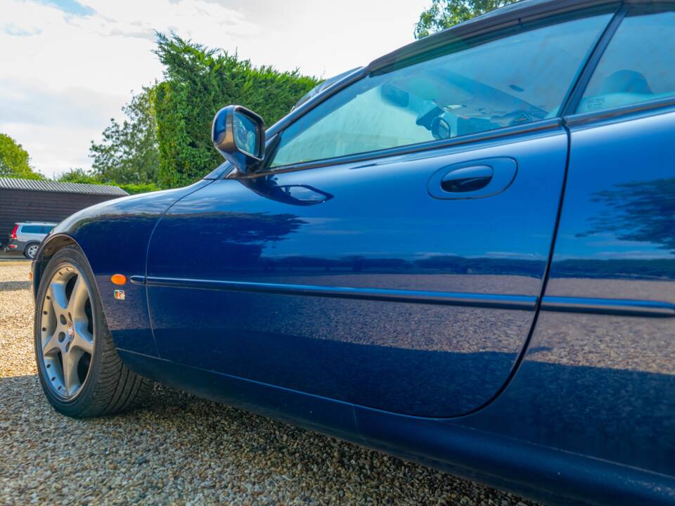 Image 27/50 of Jaguar XKR (2000)