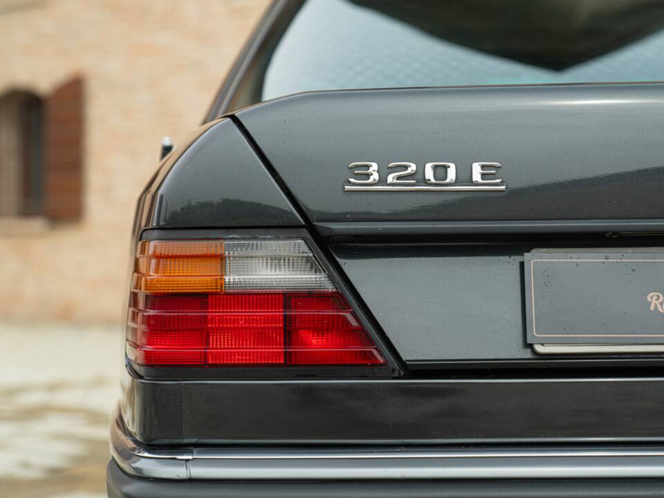 Obraz 12/49 pojazdu Mercedes-Benz 320 E (1993)
