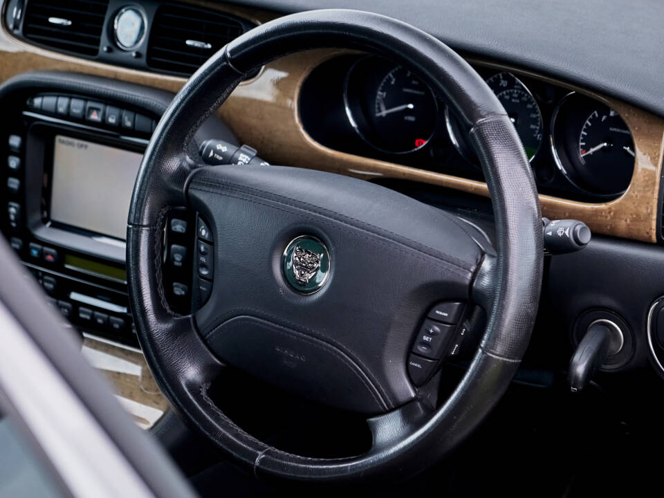 Image 4/8 of Jaguar XJR (2003)