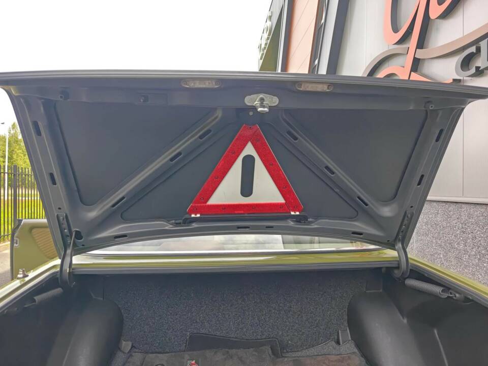 Immagine 39/50 di Mercedes-Benz 230 CE (1982)