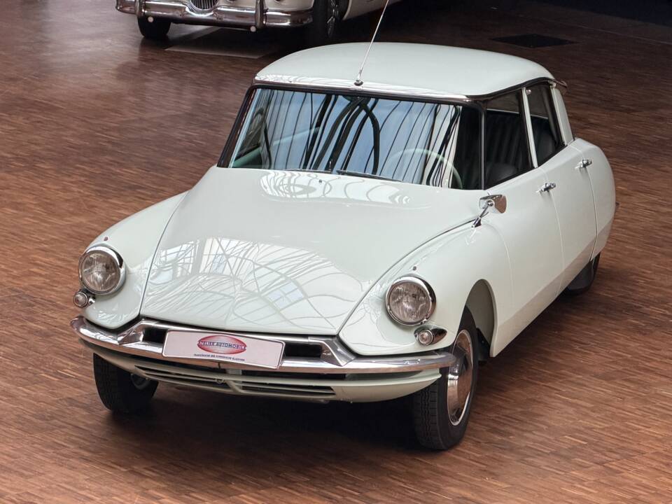 Immagine 2/43 di Citroën ID 19 (1958)