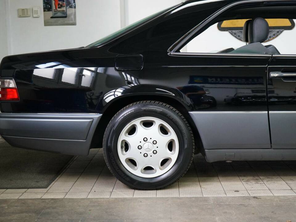 Obraz 37/40 pojazdu Mercedes-Benz E 320 (1993)