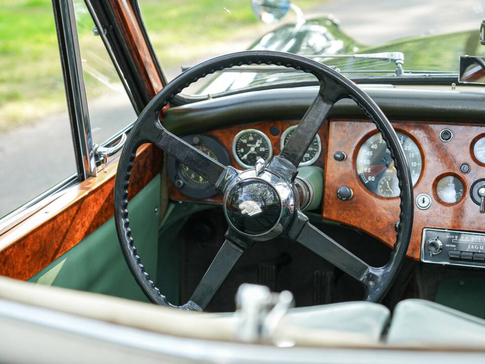 Image 11/50 of Jaguar XK 120 DHC (1953)